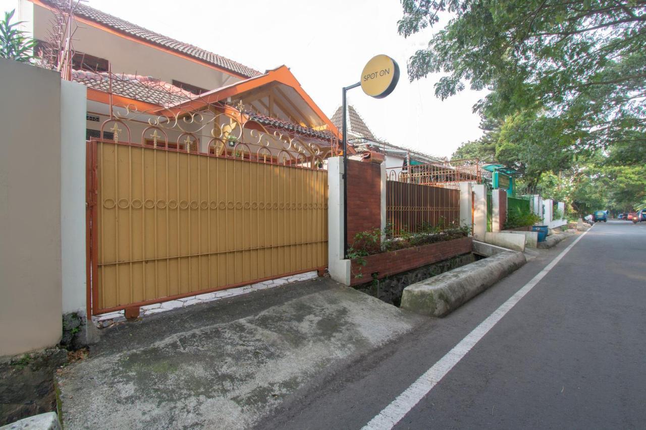 Hotel Spot On 3218 Bee Palm Family Syariah à Malang Extérieur photo