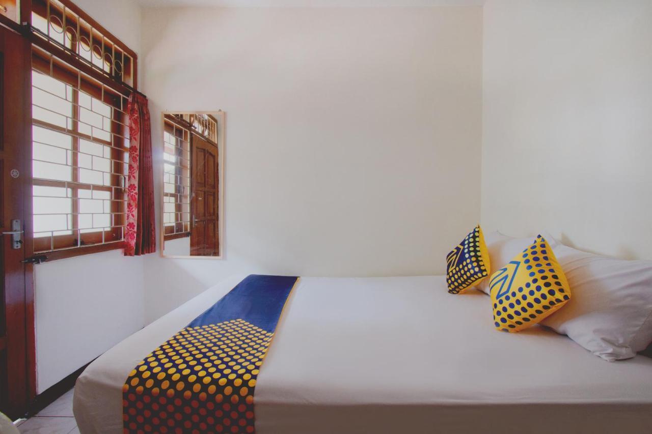 Hotel Spot On 3218 Bee Palm Family Syariah à Malang Extérieur photo